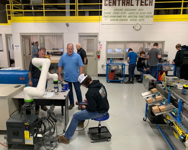 Webco Industries was on campus this week to tour the Automated Robotics class and visit with students. Thanks for coming out, Webco!
#centraltechedu #centraltechRobotics